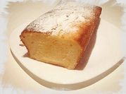 Una foto de budín de limón y nuez