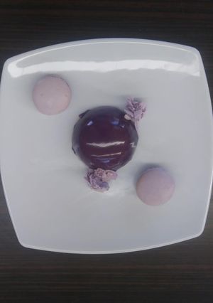 Una foto de Mousse de piloncillo y canela con glaseado espejo
