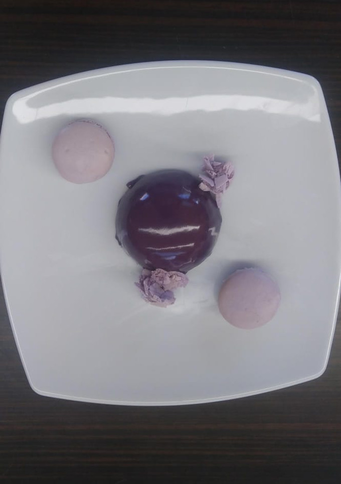Una foto de Mousse de piloncillo y canela con glaseado espejo