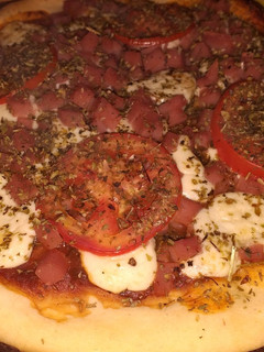 Una foto de Pizza a la napo🍕🍅