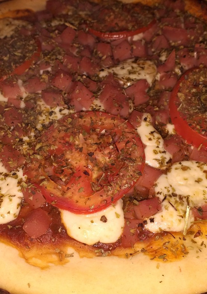 Una foto de Pizza a la napo🍕🍅