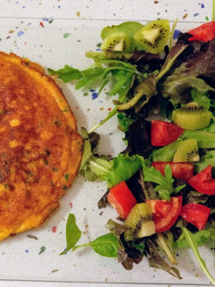 Una foto de Tortilla de langostinos y ensalada de primeros brotes