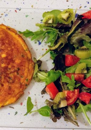 Foto principal de Tortilla de langostinos y ensalada de primeros brotes
