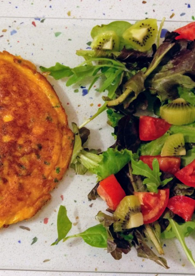 Una foto de Tortilla de langostinos y ensalada de primeros brotes