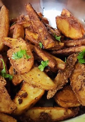 A picture of Potato wedges.