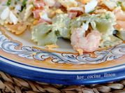 Una foto de ensalada de pasta con mariscos