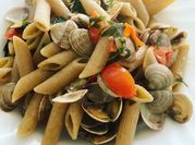 Una foto di vongole lupini