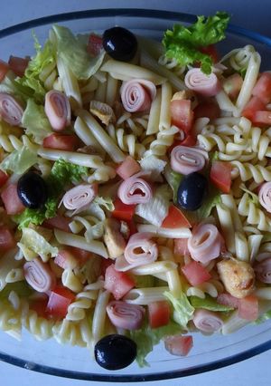 Una foto de Ensalada de pasta y pollo