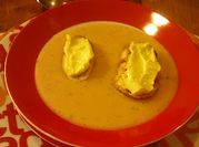 Una foto de crema de albahaca