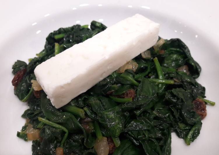 Espinacas con pasas y queso feta