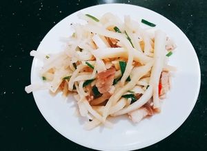 Hình của món Củ đậu xào thịt.