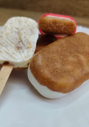 Una foto de Helado de mermelada y nata en paletas