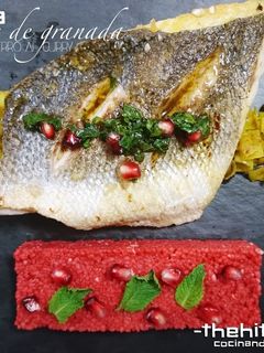 Una foto de Lubina con cuscus de granada sobre cama de puerro al curry