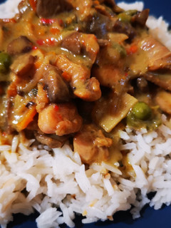 Kókusztejes-gombás-zöldséges-currys csirke recept fotója