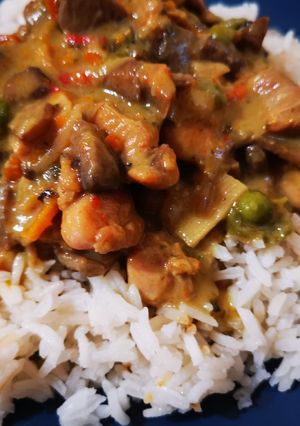 Kókusztejes-gombás-zöldséges-currys csirke recept fotója