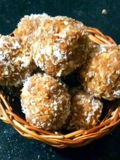 नारियल और खोये के लड्डू (Nariyal aur khoye ke laddu recipe in Hindi) रेसिपी मुख्य फोटो