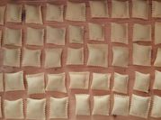 Una foto di ravioli ricotta spinaci