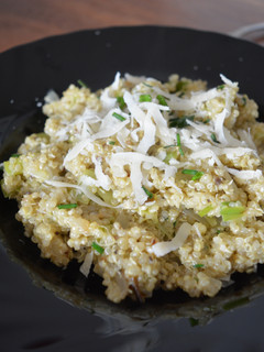 Una foto de Quinoa con puerros y trufa negra