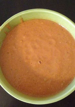 A picture of Fresh pizza sauce.