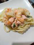 Espaguetis con gambones, salmón y espinacas