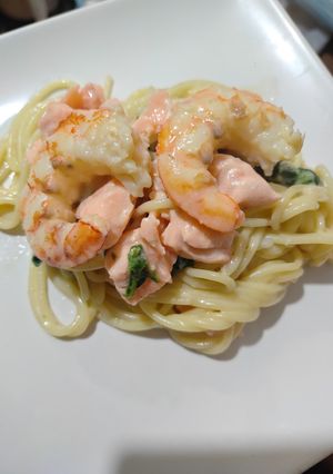 Una foto de Espaguetis con gambones, salmón y espinacas