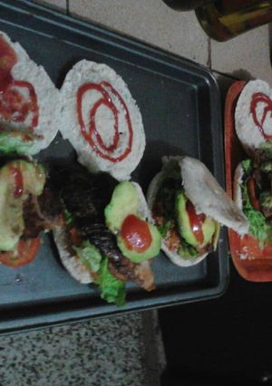 Una foto de Hamburguesas con pan de pita