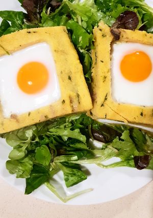 Foto di Cornice di polenta ai funghi con uovo