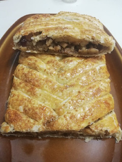 Una foto de Strudel de manzana, arándanos y nueces