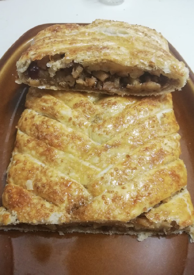 Una foto de Strudel de manzana, arándanos y nueces