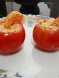 Tomates rellenos de langostinos y surimi aderezados con mahonesa y aceite de marisco