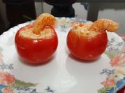 Una foto de tomates rellenos de palitos de cangrejo