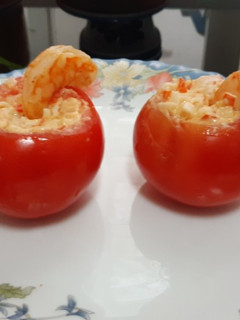 Una foto de Tomates rellenos de langostinos y surimi aderezados con mahonesa y aceite de marisco