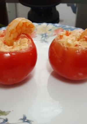 Foto principal de Tomates rellenos de langostinos y surimi aderezados con mahonesa y aceite de marisco