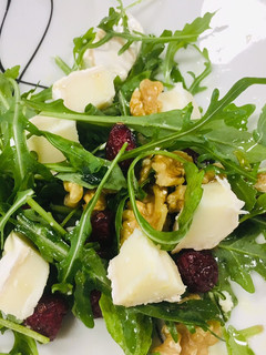 Una foto de Ensalada de rúcula, nueces, arándanos y queso de cabra