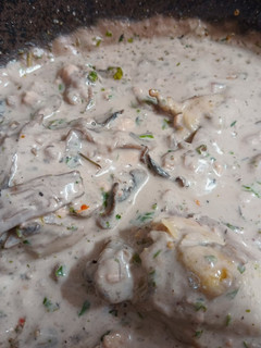Una foto de Piernas de Pollo en crema de champiñones al tinto con toque Sonora