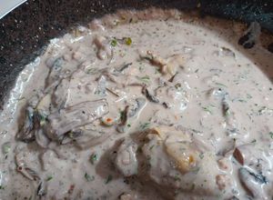 Una foto de Piernas de Pollo en crema de champiñones al tinto con toque Sonora
