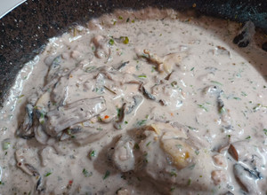 Una foto de Piernas de Pollo en crema de champiñones al tinto con toque Sonora