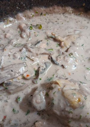 Una foto de Piernas de Pollo en crema de champiñones al tinto con toque Sonora