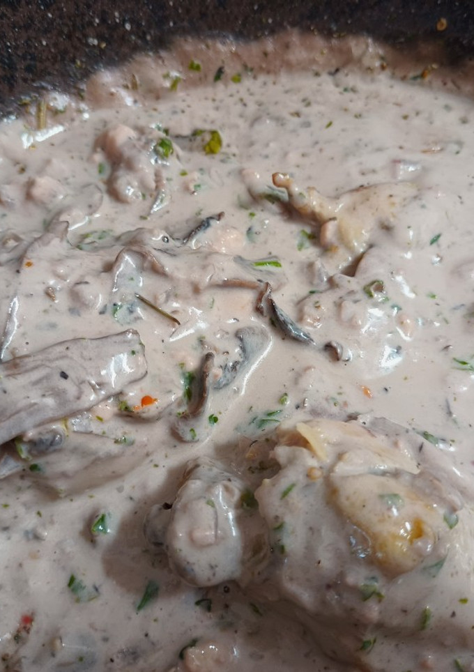 Una foto de Piernas de Pollo en crema de champiñones al tinto con toque Sonora