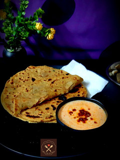 बघारा दही और कच्चे केले के परांठे (baghara dahi aur kachhe kele ke parathe recipe in Hindi) रेसिपी मुख्य फोटो