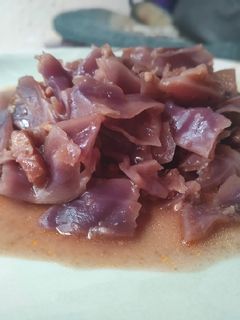 Una foto de Col Lombarda con manzana, almendras y azafrán