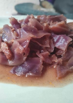Una foto de Col Lombarda con manzana, almendras y azafrán