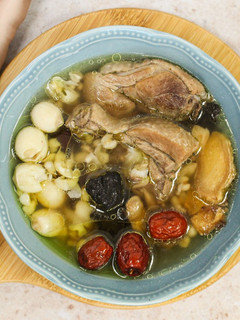 【老菜脯苦茶油蓮子雞湯】春分節氣燉湯,湯頭溫潤甘醇 的食譜成品照片