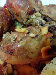 Una foto de Muslitos de pollo con almendras y pasas