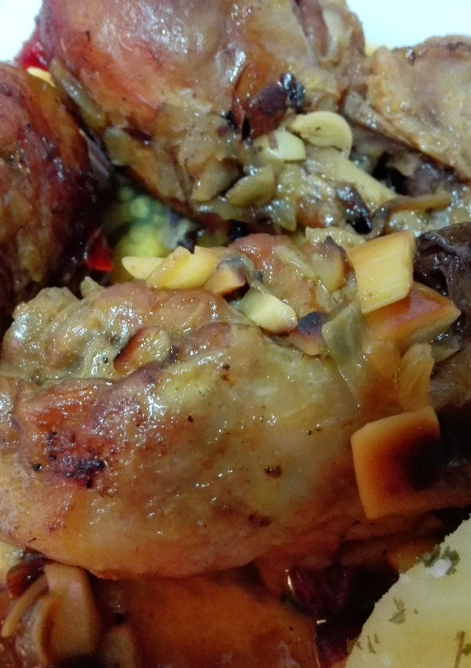 Una foto de Muslitos de pollo con almendras y pasas