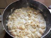Una foto de raviolis con nata