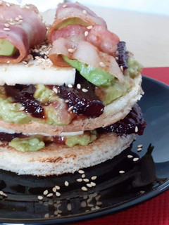 Una foto de Pincho especial: Aguacate y remolacha caramelizada