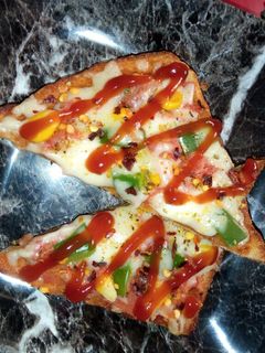 ब्रेड पिज़्ज़ा(Bread Pizza recipe in Hindi) रेसिपी मुख्य फोटो