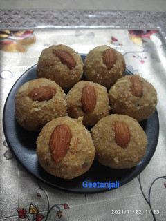 गेहूं के आटे की पिन्नी (gehu ke aate ki pinni recipe in Hindi) रेसिपी मुख्य फोटो