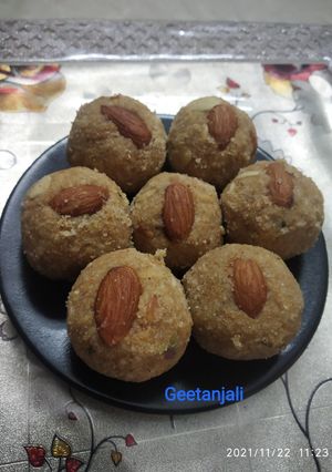 गेहूं के आटे की पिन्नी (gehu ke aate ki pinni recipe in Hindi) रेसिपी मुख्य फोटो